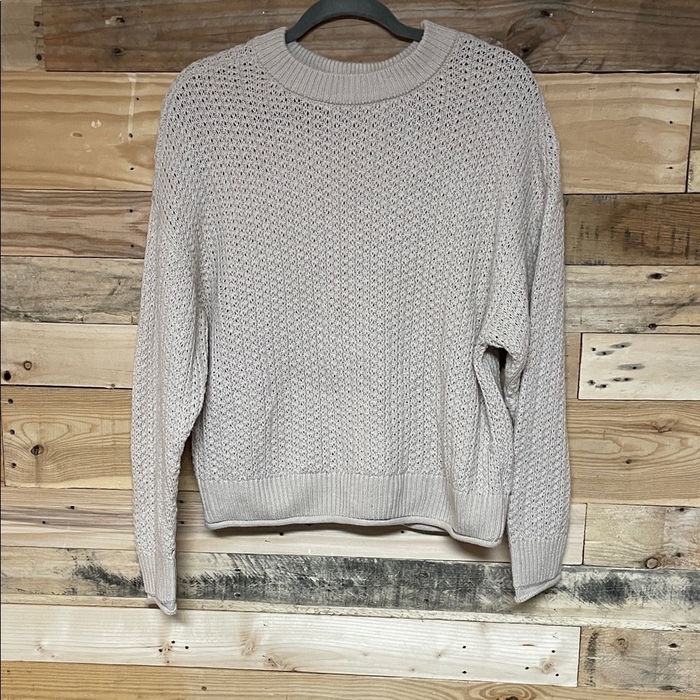 Universal Thread size Medium Cream Crewneck Super Soft and Stretchy Sweater